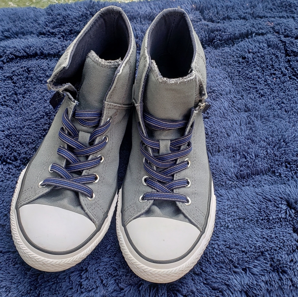 Gray lace up Converse in size 5